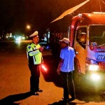 Anggota Satlantas Polres Badung Tegur Sopir Truk di Jalan Raya Mengwitani