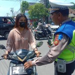 Kanit Lantas Polsek Kuta Utara Tegur Pengendara Tanpa Helm SNI