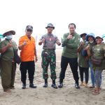 Kapolres Badung Kerja Bakti, di Pantai Kuta
