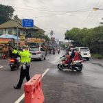 Antisipasi Lakalantas Saat Hujan, Satlantas Polres Badung Maksimalkan Pengaturan Lalu-Lintas