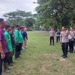 Waka Polda Bali Serahkan Bantuan Sembako Kepada Petugas DLHK Kota Denpasar.