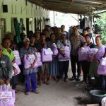 Kapolres Badung AKBP Teguh Priyo Wasono bagikan Sembako ke Pemulung