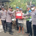 Waka Polsek Kuta Utara Bagikan Sembako Bantu Warga Kurang Mampu Di Kelurahan Kerobokan Kelod