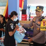 Kapolres Badung Bagikan Puluhan Sembako ke Petugas Kebersihan