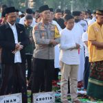 Kapolres AKBP Teguh Priyo Wasono Ikuti Sholat Ied Di Puspem Badung.