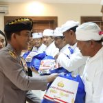 Kapolres AKBP Teguh Priyo Wasono serahkan Sembako Untuk Para Pemangku Polres Badung