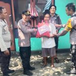 Warga Terharu Waka Polsek Kuta Utara Bagikan Sembako