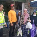 Bhabin Tibubeneng  Atensi Pembagian Bansos Di Masjid Al Hasanah Canggu Permai.