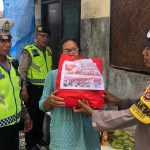 Serahkan Bansos Polsek Kuta Utara Sasar Warga Kurang Mampu