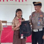 Sat Lantas Polres Badung Bagi-Bagi Helm Dan Tas di SMPN 3 Petang
