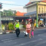 Personil Lalu LIntas Berikan Pelayanan terhadap Pengguna Jalan Raya