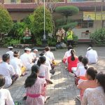 Bhabinkamtibmas Tibubeneng Berikan  Motifasi Anak Sekolah Saat Hari Hardiknas