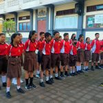 Ajarkan Disiplin pada Anak Sekolah, Ini Yang DIlakukan Bhabinkamgtibmas Desa Petang.