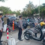 Personil Pospol Petitenget Berikan Rasa Aman Ke Pengunjung Pantai.