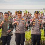 Selamatkan Bumi, Polda Bali Tanam 500 Bibit Mangrove di Pantai Teluk Terima Buleleng