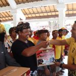 Puluhan Paket Sembako Diserahkan Kapolres AKBP Teguh Priyo Wasono di Petitenget