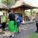 Kapolsek Mengwi Dialogis Dengan Pengunjung DTW Taman Ayun