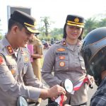 Kapolres AKBP Teguh Priyo Wasono Hadiri Pembagian Bendera Merah Putih Di Depan Puspem Badung.