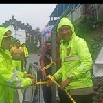 Kapolres Badung Turun Ke Jalan Bersihkan Tanah Longsor Dan Got