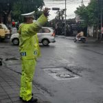 Personel Polres Badung Lakukan Sembahyang Purnama Kasa.