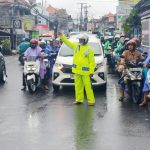 Tak Kenal Lelah, Polantas Terus Berikan Pelayanan