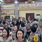 Wakapolres Kompol Putu Diah Kurniawandari Hadiri Serah Terima Ibu Asuh Polwan