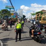 Tak Kenal Lelah, Polantas Terus Berikan Pelayanan