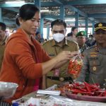 Kapolres AKBP Teguh Priyo Wasono Lakukan Operasi Pasar Di Pasar Tradisional Sempidi