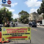 Personil Polres Badung Alihkan Arus Lalu Lintas di Depan Terminal
