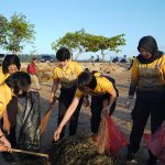 Dalam Rangka Hari Jadi Polwan RI ke-75, Polwan Polda Bali Laksanakan Kegiatan Bersih Pantai