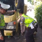 Iptu Mustika Bantu Lepas Ban Truk Mogok