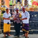 Bhabinkamtibmas Desa Kesiman Petilan Menghaturkan Dupa di Hari Piodalan Tumpek Wayang