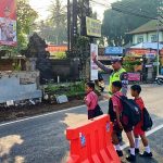 Jalur Padat Lalu Lintas, Polantas Bantu Seberangkan Anak-Anak Sekolah