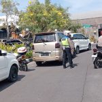 Dua Kapal Pesiar Sandar Di Pelabuhan Benoa, Personil Polsek Benoa Tertibkan Parkir Liar.