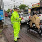 Walau Turun Hujan, Polantas Tetap Berikan Pelayanan.