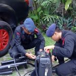 Personil Polda Bali Pantau Situasi Udara Kantor Bawaslu