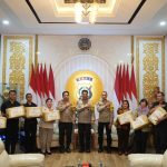 Kapolda Bali Serahkan Bingkisan Natal Kepada Personel Polri dan PNS Yang Beragama Nasrani