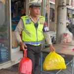 Bantu Pedagang Angkat Barang, Aiptu Parka Dapat Apresiasi