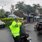 Turun Hujan, Polantas Tetap Berikan Pelayanan.