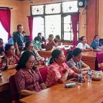Dialog Interaktif: Jumat Curhat Polsek Dentim di Aula Kantor Desa Sumerta Kauh