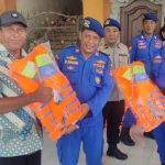 Satpolairud Polresta Denpasar Serahkan Life Jacket untuk Kelompok Nelayan