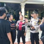 Polsek Kuta Laksanakan Blue Light Patrol Sambang Muda Mudi Pembuatan Ogoh Ogoh