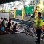 Beri Rasa Aman Kepada Umat Muslim Personel Polsek Denpasar Barat Pengamanan Sholat Tarawih