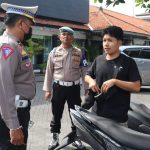 Operasi Keselamatan Agung 2024 Polresta Denpasar Di Simpang Cargo, Sampaikan Imbauan Tertib Berlalu Lintas