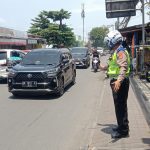 Tak Kenal Lelah Polantas Tetap Berikan Pelayanan Dibawah Terik Matahari