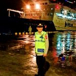 Personil Polsek Benoa Attensi Kedatangan Kapal Penumpang Dini Hari.