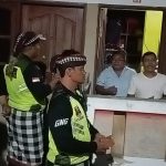 Bhabinkamtibmas Polsek Denbar Gabung Pecalang Patroli Keliling Awasi Rumah-Rumah Kosong yang Ditinggalkan Pemudik