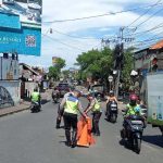 Cegah ntisipasi Kecelakaan Akibat Kondisi Jalan Rusak, Personel Sat Lantas Lakukan Ini !