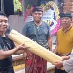 Melayat Ke Rumah Warga Binaan, Bhabinkamtibmas Darmasaba Ucapkan Bela Sungkawa