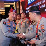 Kadiv Humas Polri Beri Penghargaan ke 7 Anggota dengan Nilai Sertifikasi Kompetensi Terbaik
